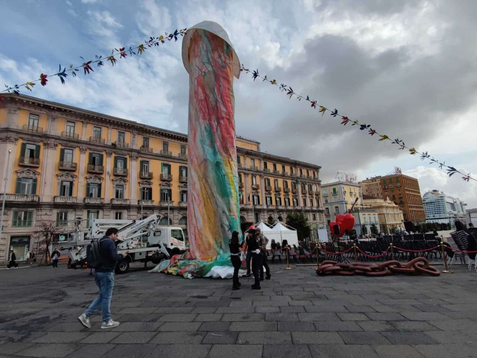 Che Rappresenta Il Pulcinella In Piazza Municipio A Napoli E Chi L