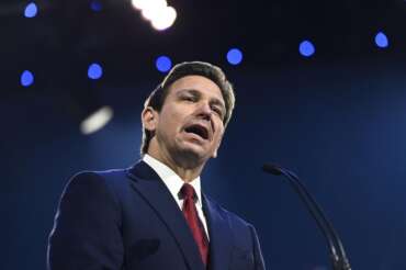 Chi è Ron Desantis, il governatore della Florida che sfida Trump