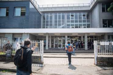 Sedicenne accoltella la prof in classe, accusato di tentato omicidio: “Chiederà perdono all’insegnante”