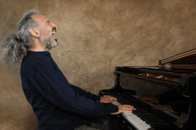 Intervista a Stefano Bollani: “Il mio miglior concerto fu in una favela”