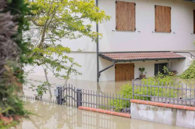 Alluvione in Emilia Romagna, acqua contaminata e rischio batteri: “Rischi sanitari per gli abitanti”