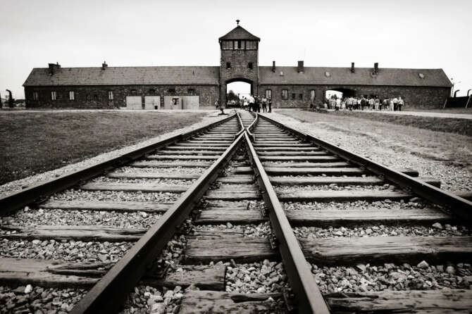 Auschwitz, il male e quel silenzio intollerabile di Dio