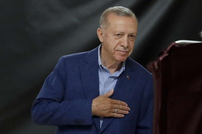 Elezioni in Turchia, Erdogan vince ancora ma non trionfa: “Sarà il secolo della Turchia”