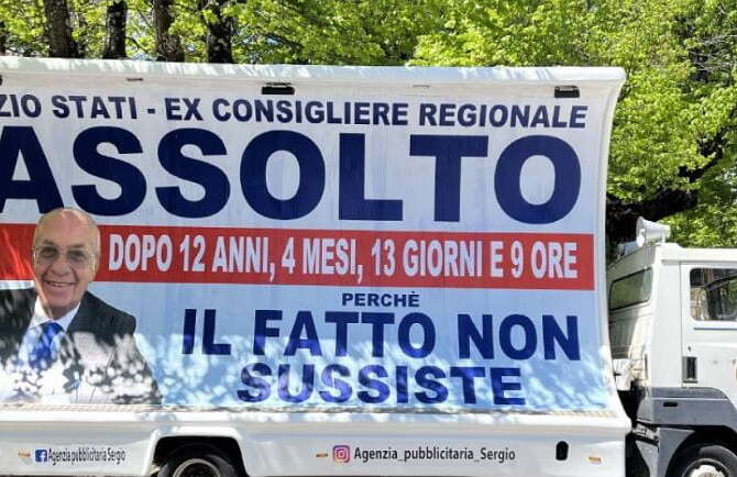 Assolto dopo 12 anni, la rivincita dell’ex consigliere regionale Stati: affitta una ‘vela’ per farlo sapere a tutti