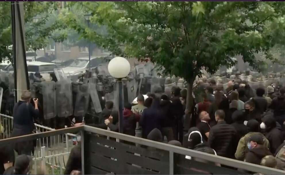 Kosovo, scontri tra forze Nato e manifestanti serbi: 41 militari feriti tra cui 11 italiani