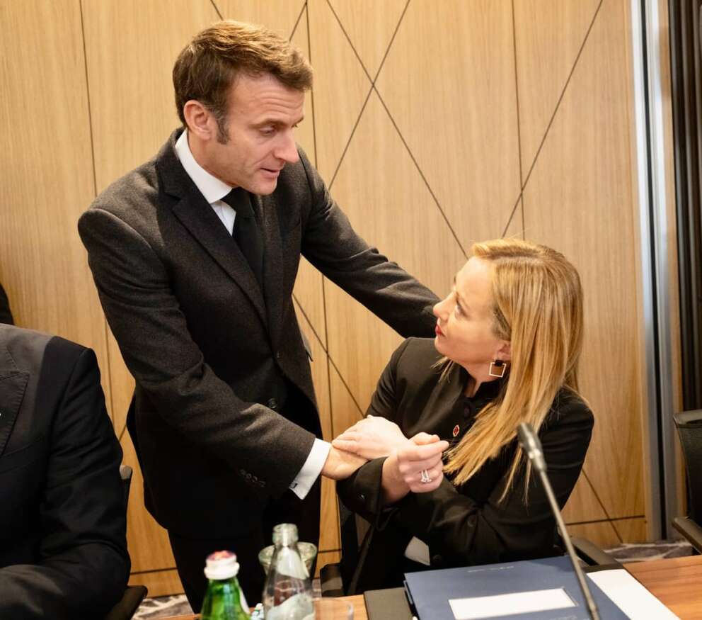 Meloni e i ceffoni quotidiani da Parigi, Macron tende la mano e il suo ministro Darmanin attacca: altro che disgelo