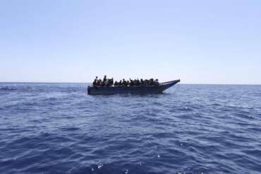 Lampedusa, barcone alla deriva con 74 migranti ma l’Italia resta ferma: “Dicono che non è affare loro”