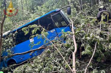 Bus con 20 alunni esce di strada e finisce nella scarpata: sfiorata la strage