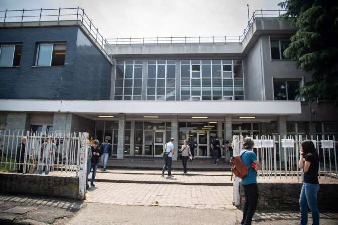 Insegnante accoltellata dall’alunno, bocciatura ed espulsione per il 16enne: niente rieducazione nella sua scuola