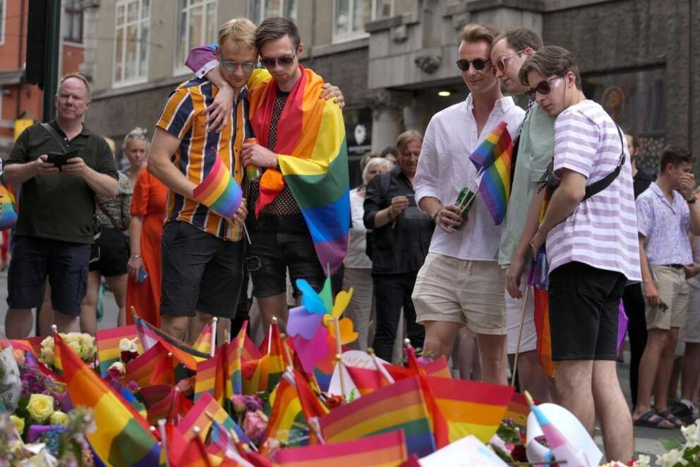 Continuano ad aggredire i gay e poi Fdi si scandalizza perché sfilano al Pride…