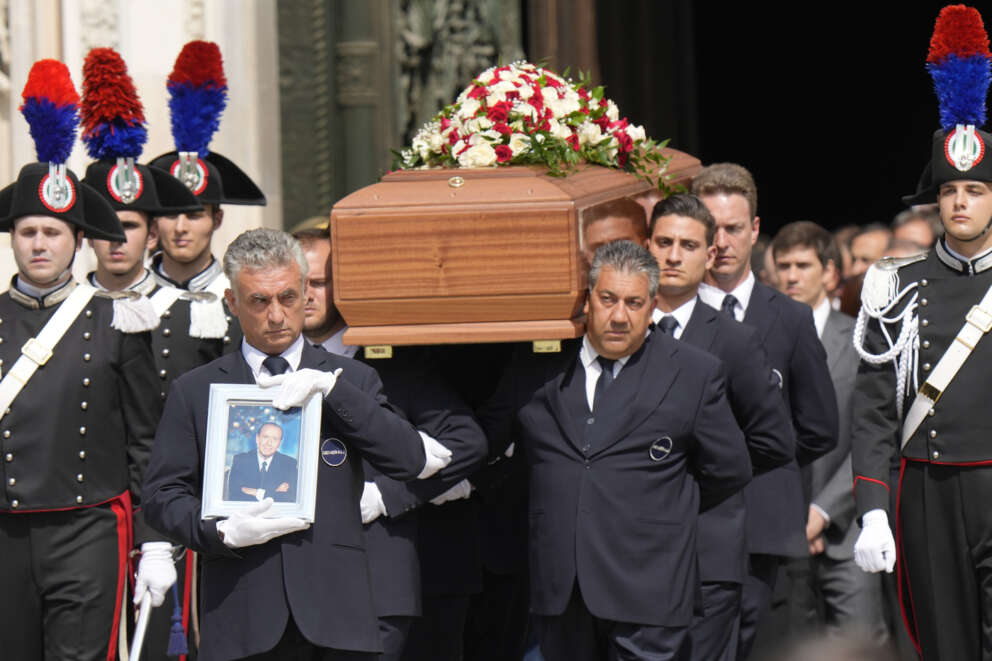 Racconto dei funerali di Silvio Berlusconi, fatti a sua immagine e somiglianza