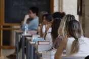 Maturità 2023, 536mila studenti alla prima prova di italiano: Moravia, Piero Angela, Oriana Fallaci, l’era di Whatsapp