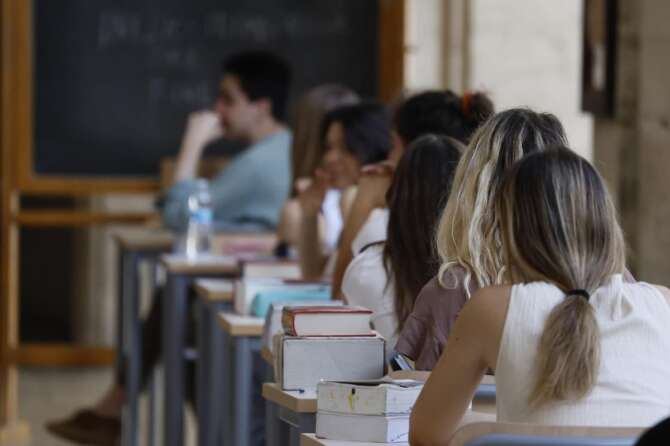 Maturità 2023, 536mila studenti alla prima prova di italiano: Moravia, Piero Angela, Oriana Fallaci, l’era di Whatsapp