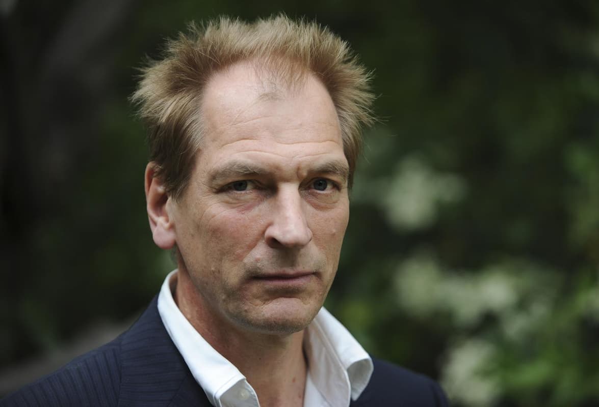 Ritrovati i resti dell’attore Julian Sands, la star di “Camera con vista” dispersa in un’escursione in montagna