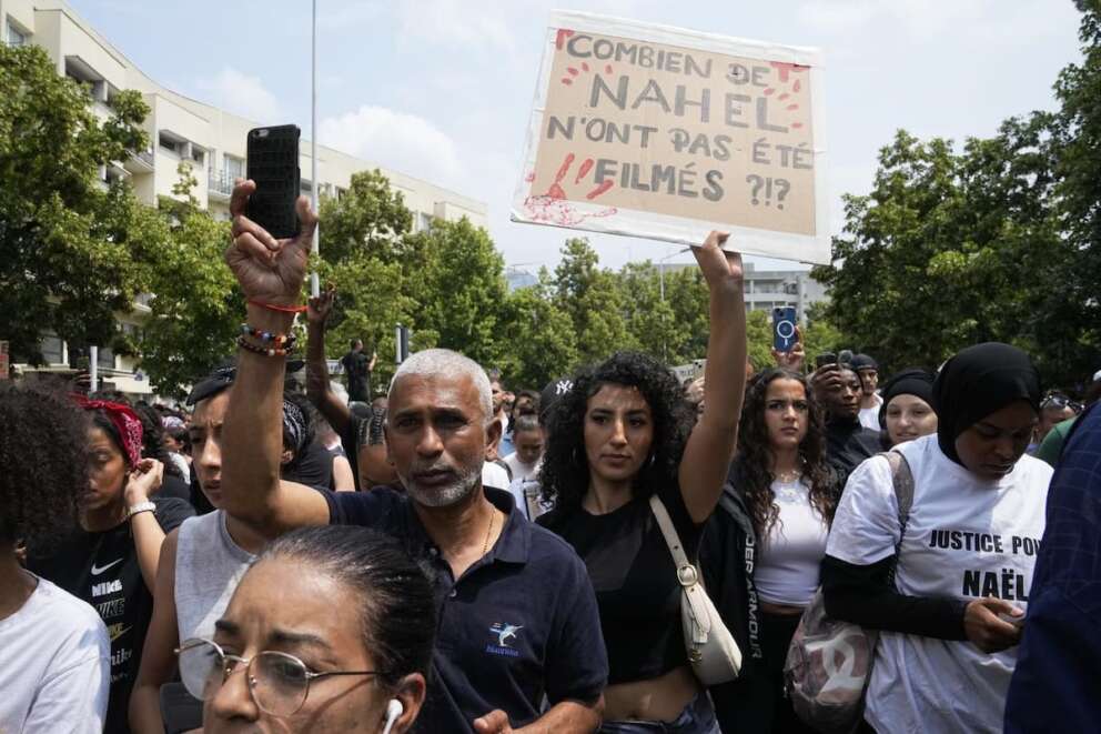 Francia a ferro e fuoco, proteste in piazza dopo l’omicidio del 17enne da parte della polizia: 150 arresti