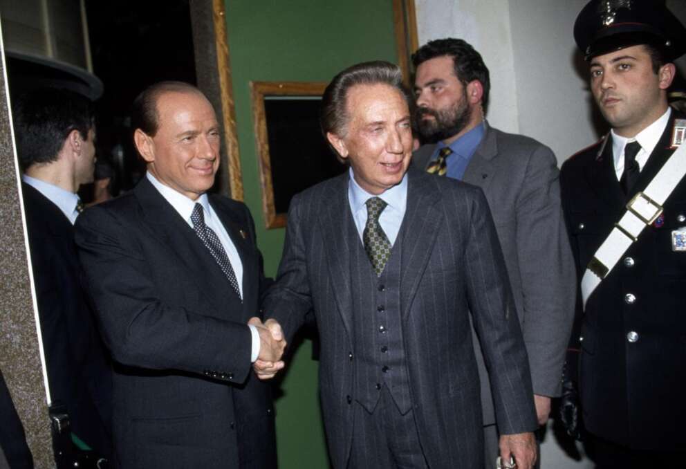 Berlusconi e la tv, la sua rivoluzione che ruppe il monopolio Rai tra intuizioni e aiuti dalla politica