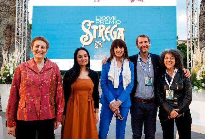 Premio Strega 2023 nel segno della famiglia: il fantasma che aleggia nei libri della cinquina