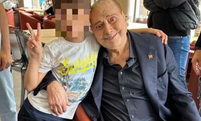 L’ultima foto di Berlusconi, il leader “provato ma socievole”: lo scatto al bar con un piccolo tifoso milanista