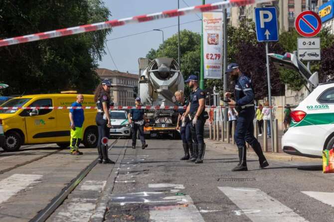 Ciclista uccisa a Milano, travolta da una betoniera: è la quarta vittima nel 2023 per incidenti con mezzi pesanti