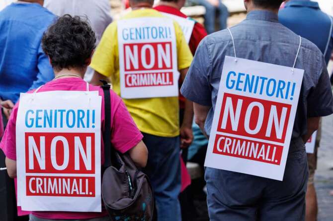 Gestazione per altri e ‘reato universale’, il dibattito alla Camera e le proteste dei genitori: “Non siamo criminali”