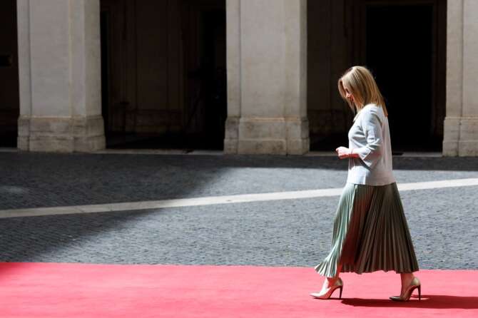 Meloni rinvia il CdM per “impegni personali”, salta il commissario per l’alluvione e il Codice della Strada: fibrillazioni in maggioranza