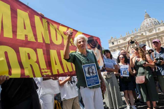 Emanuela Orlandi, il sit in a Piazza San Pietro e le parole di Papa Francesco: “Prego per lei”. Il fratello: “Il tabù è caduto”