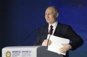 Putin celebra Berlusconi e insulta Zelensky dal Forum economico di San Pietroburgo: “Disonore per gli ebrei”