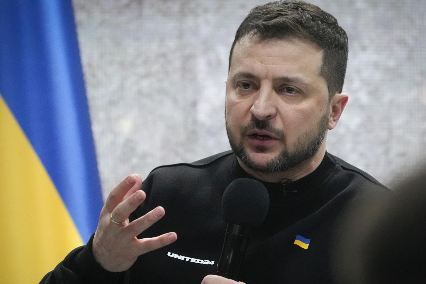 Zelensky vuole legalizzare la cannabis terapeutica in Ucraina: “Fondamentale contro i dolori della guerra”