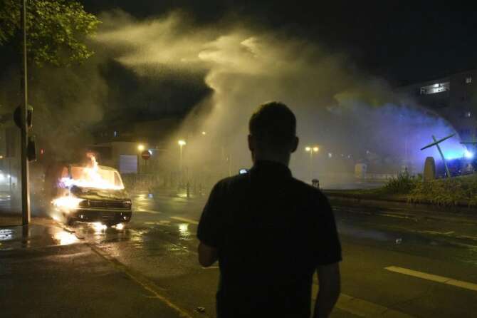 Sfuma la guerriglia in Francia: 157 arrestati nell’ultima notte di proteste, morto pompiere