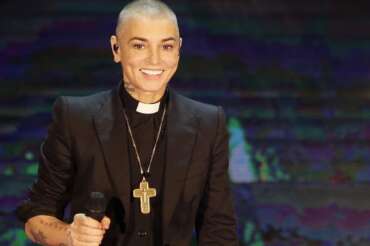 È morta Sinéad O’Connor, addio alla cantante di “Nothing Compares 2 U” e della foto di Giovanni Paolo II strappata in tv