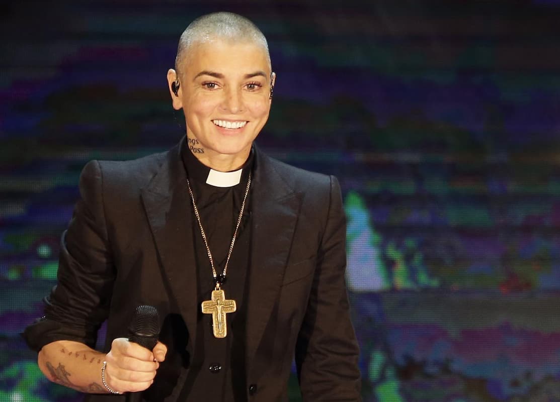 È morta Sinéad O’Connor, addio alla cantante di “Nothing Compares 2 U” e della foto di Giovanni Paolo II strappata in tv