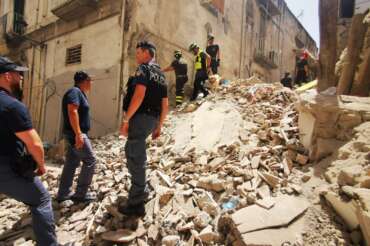 Foto Uffico Stampa Polizia di Sato/LaPresse
16-07-2023 Torre del Greco, Napoli, Italia
Cronaca
Una palazzina di tre piani è crollata a Torre del Greco, in provincia di Napoli


DISTRIBUTION FREE OF CHARGE – NOT FOR SALE
Foto Uffico Stampa Polizia di Sato/LaPresse
16-07-2023 Torre del Greco, Napoli, Italia
Cronaca
Una palazzina di tre piani è crollata a Torre del Greco, in provincia di Napoli


DISTRIBUTION FREE OF CHARGE – NOT FOR SALE