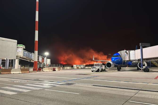 Brucia la Sicilia, i roghi più intensi a Palermo: aeroporto chiuso e poi riaperto (solo per voli in partenza)