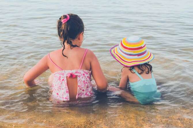 Si può fare il bagno a mare dopo mangiato? Quanto bisogna aspettare? La risposta alla ‘polemica’ estiva tra mamme e bambini