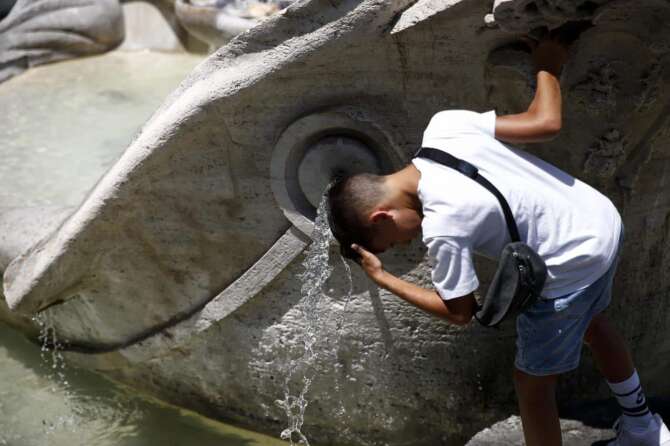 Arriva il caldo torrido, l’anticiclone africano travolge la penisola e fa schizzare le temperature: picchi fino a 45 gradi