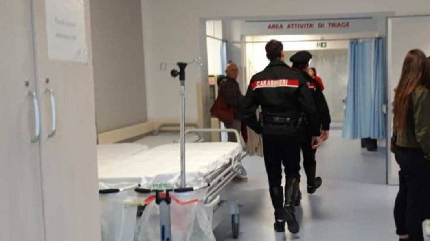 Porta la moglie morta in ospedale, ai medici dice che è “caduta dalle scale”: fermato per omicidio