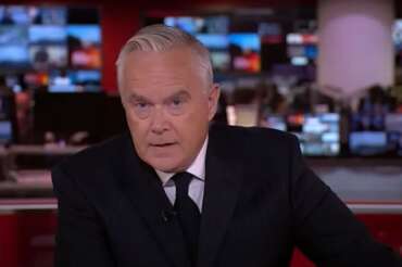 Lo scandalo Huw Edwards travolge la Bbc, il celebre giornalista accusato di aver pagato foto erotiche a un minorenne