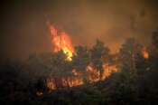 Grecia in fiamme, dopo Rodi incendi anche a Corfù: per il premier Mitsotakis “Paese è in guerra”