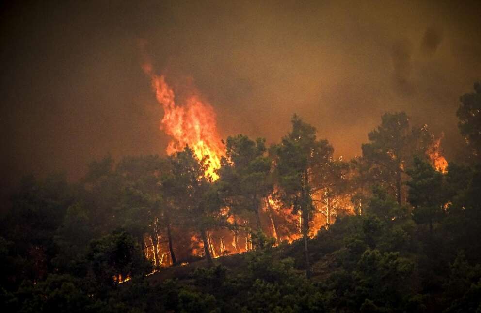 Grecia in fiamme, dopo Rodi incendi anche a Corfù: per il premier Mitsotakis “Paese è in guerra”