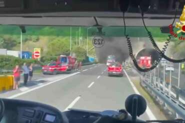 Pullman a fuoco in galleria sulla A12, panico in Liguria: automobilisti intossicati e traffico in tilt