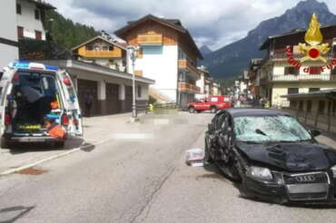 Famiglia travolta da un’auto, morti bimbo di due anni col padre e la nonna: dramma a Santo Stefano di Cadore