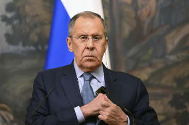 Guerra Ucraina, Lavrov ‘bastone e carota’: “Pronti a deterrenza nucleare contro gli Usa, ma possibile una soluzione politica”