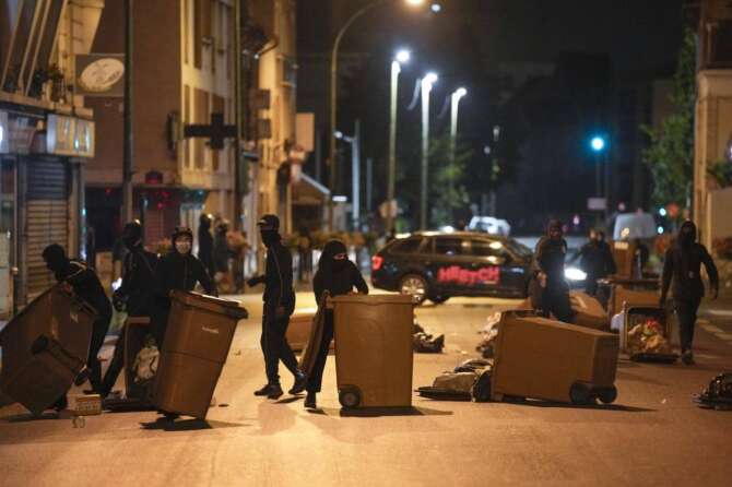 In Francia un nuovo caso Nahel, 16enne muore inseguito dalla polizia: gendarmeria mobilitata per il timore di scontri