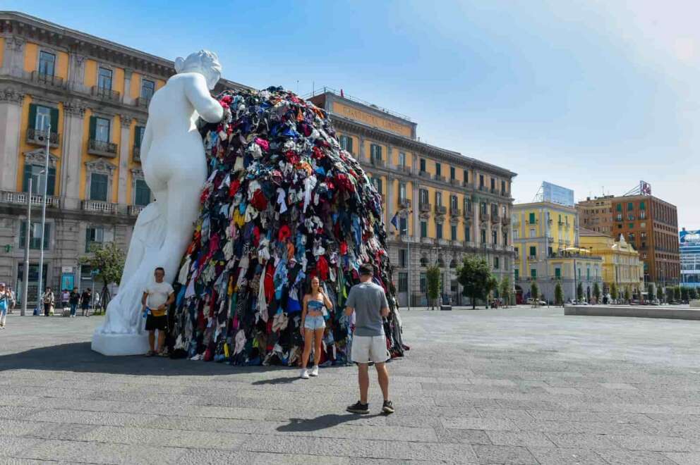 La Venere degli Stracci di Pistoletto, il significato dell’opera incendiata a Napoli e la reazione dell’artista: “Pronto a rigenerare”