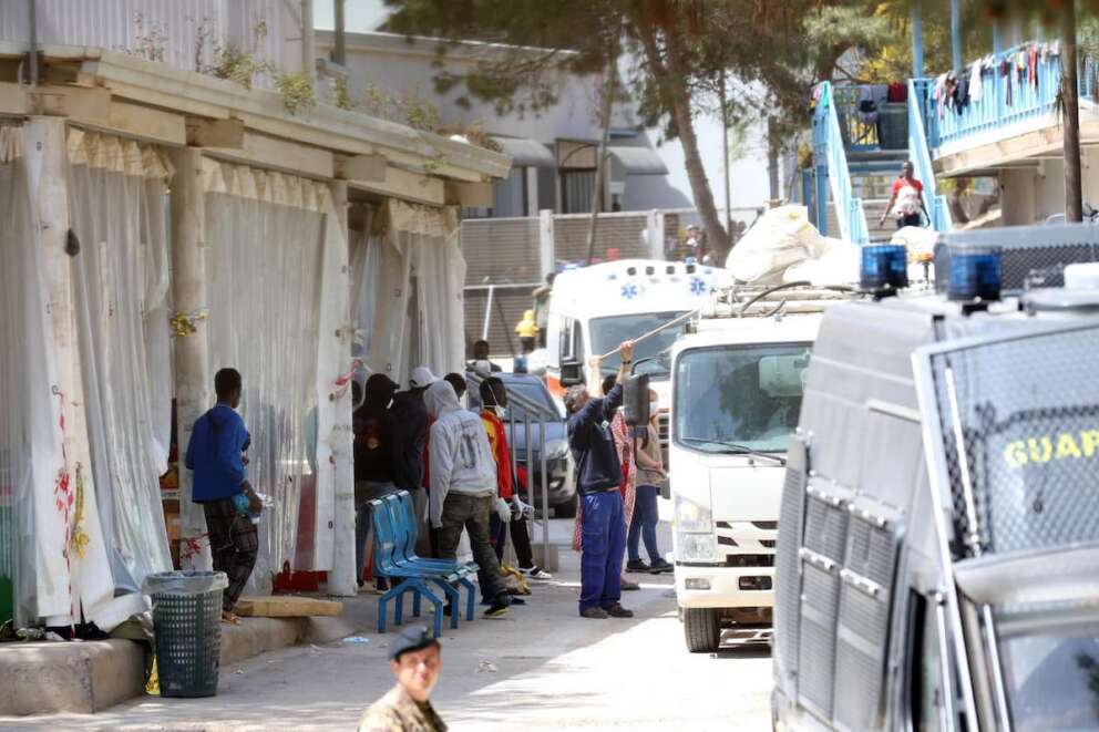 Sbarchi senza sosta a Lampedusa, oltre 4mila migranti e Salvini insiste: “Subito nuovi decreti sicurezza”