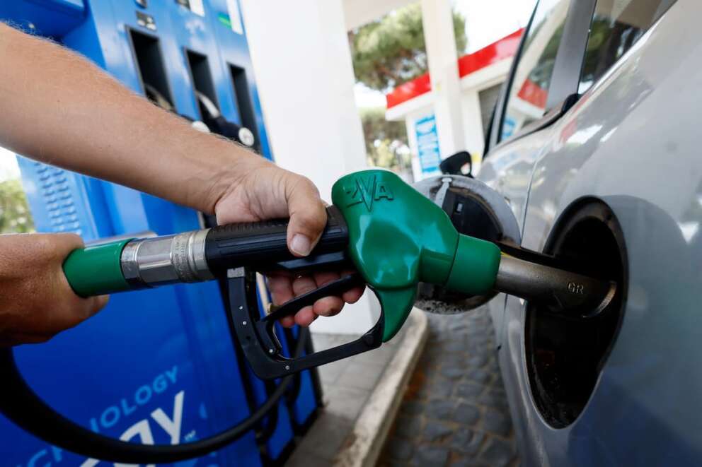 Benzina alle stelle, prezzo ai massimi da luglio 2022: dov’è più cara