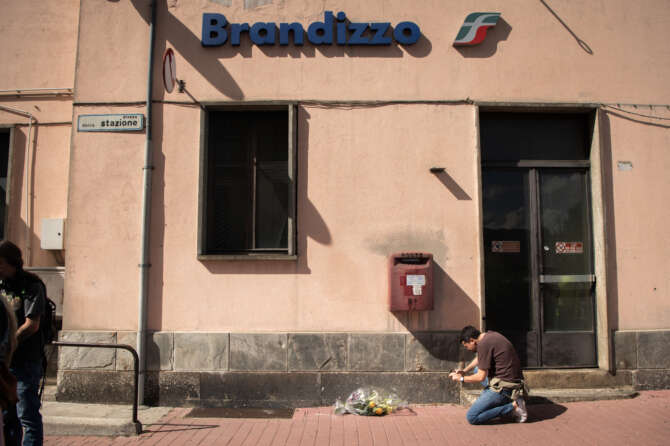 Foto Marco Alpozzi/LaPresse 31-08-2023 Brandizzo, Italia – Cronaca – tragedia ferroviaria a Brandizzo. Operai travolti da treno a Brandizzo Nella foto:  Fiori davanti alla stazione August 31, 2023 Brandizzo Italy – News – railway tragedy in Brandizzo. In the photo: Flowers in front of the station