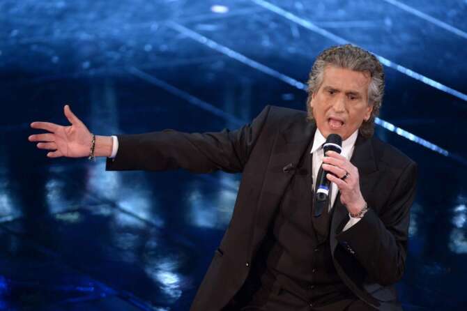 Toto Cutugno e quell’oscena autoradio nella mano destra dell’“italiano vero”