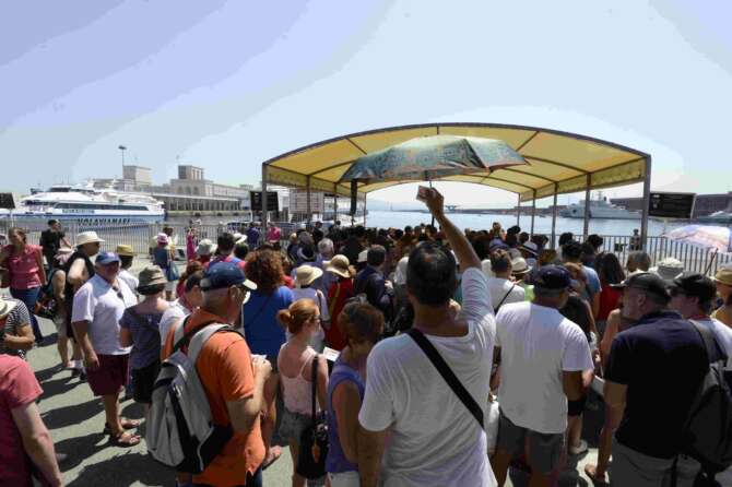 Turista abbandona le figlie agli imbarchi a Napoli e si ubriaca