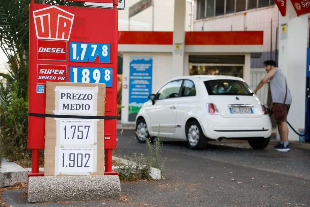 Cartelli col prezzo medio dei carburanti, perché non stanno funzionando: il paradosso dei costi aumentati